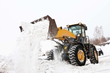 Стоит ли обращаться в специализированные компании за услугой «вывоз снега»?
